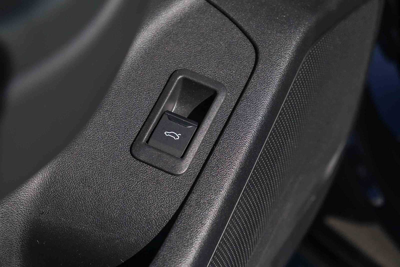 Thumbnail: 2025 Audi Q6 e-tron - 26