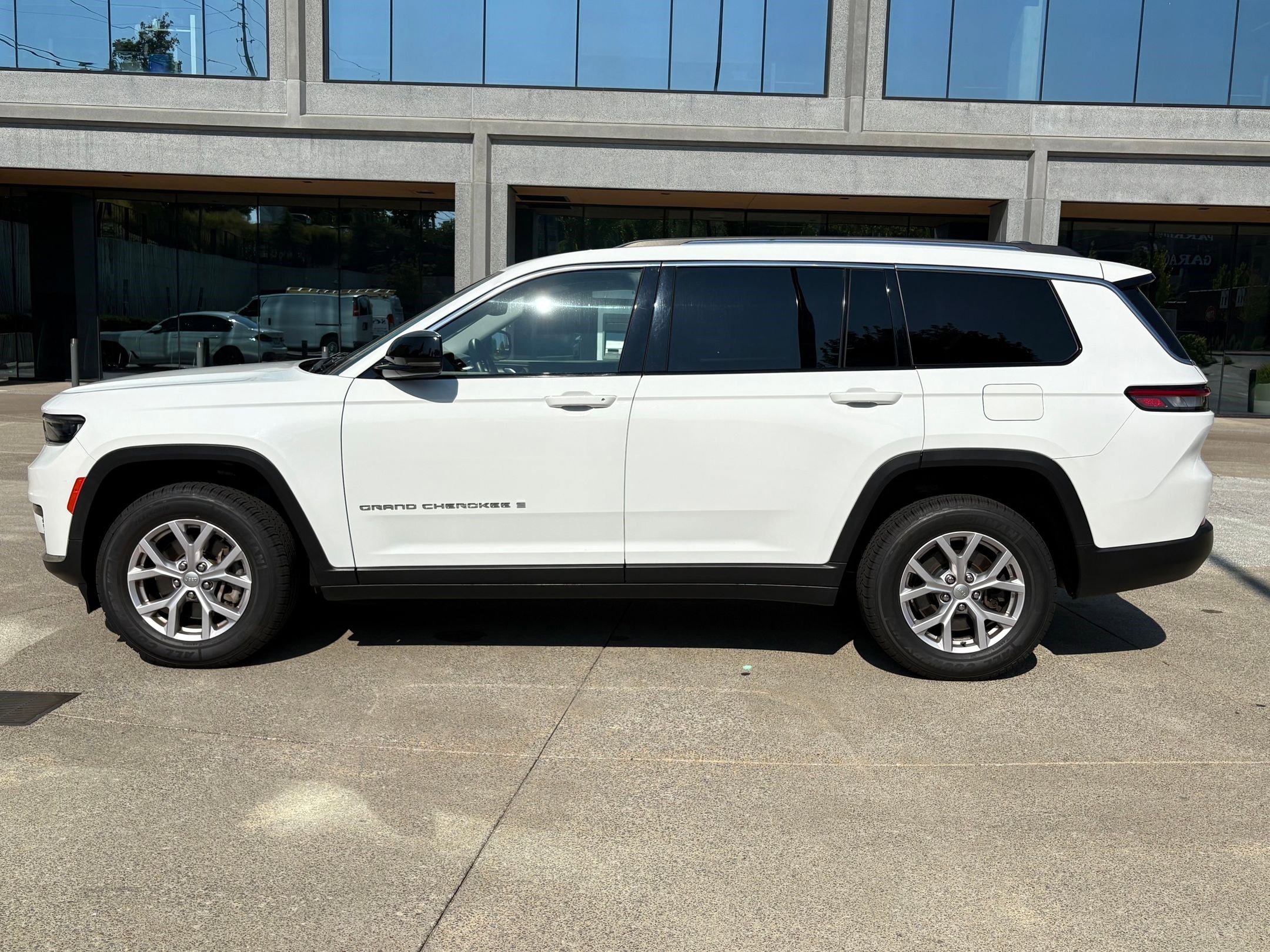 2022 Jeep Grand Cherokee Limited photo 2
