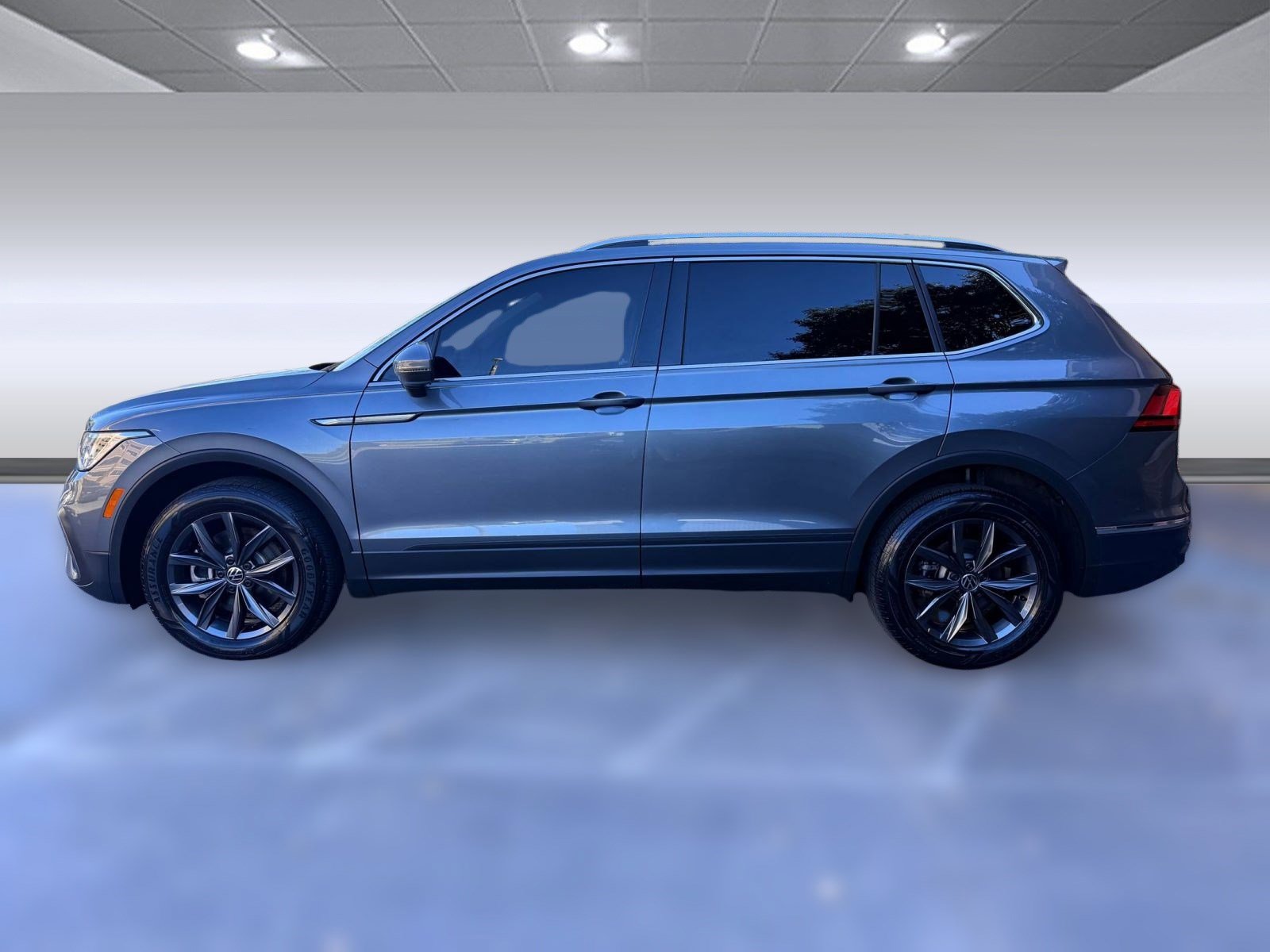 2023 Volkswagen Tiguan SE photo 2