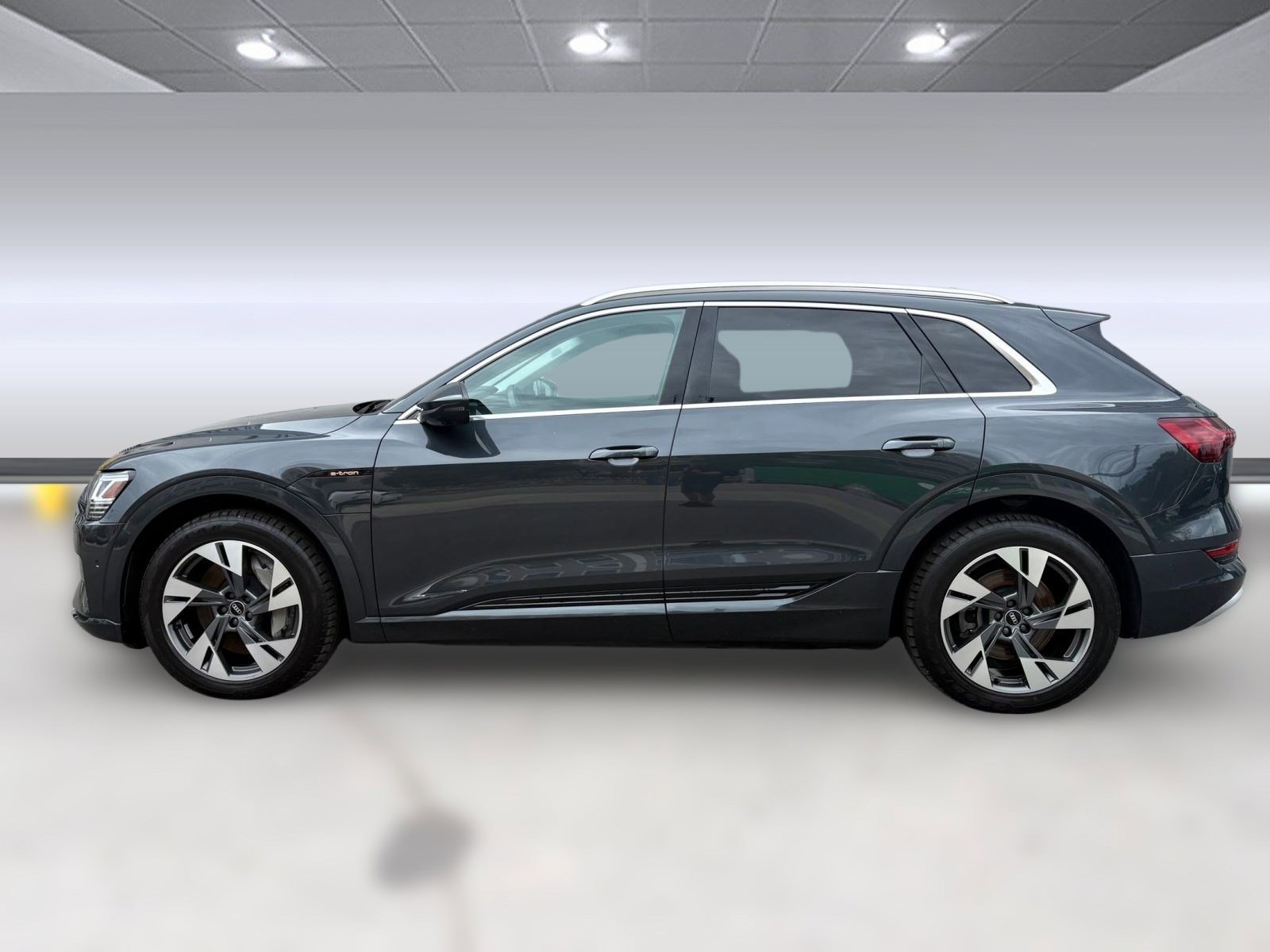 2022 Audi e-tron Premium Plus photo 2