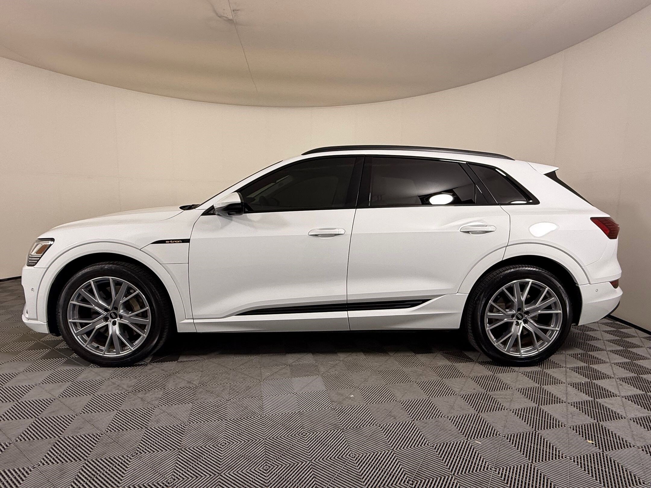 2021 Audi e-tron Prestige photo 2