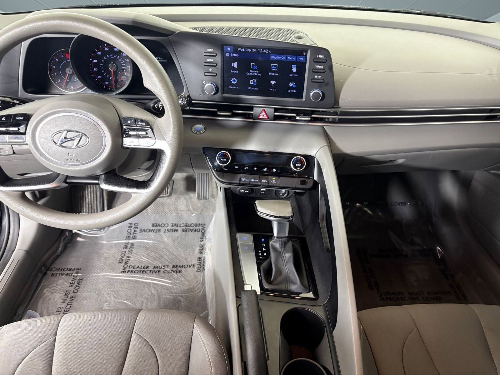 2022 Hyundai Elantra SEL photo 4