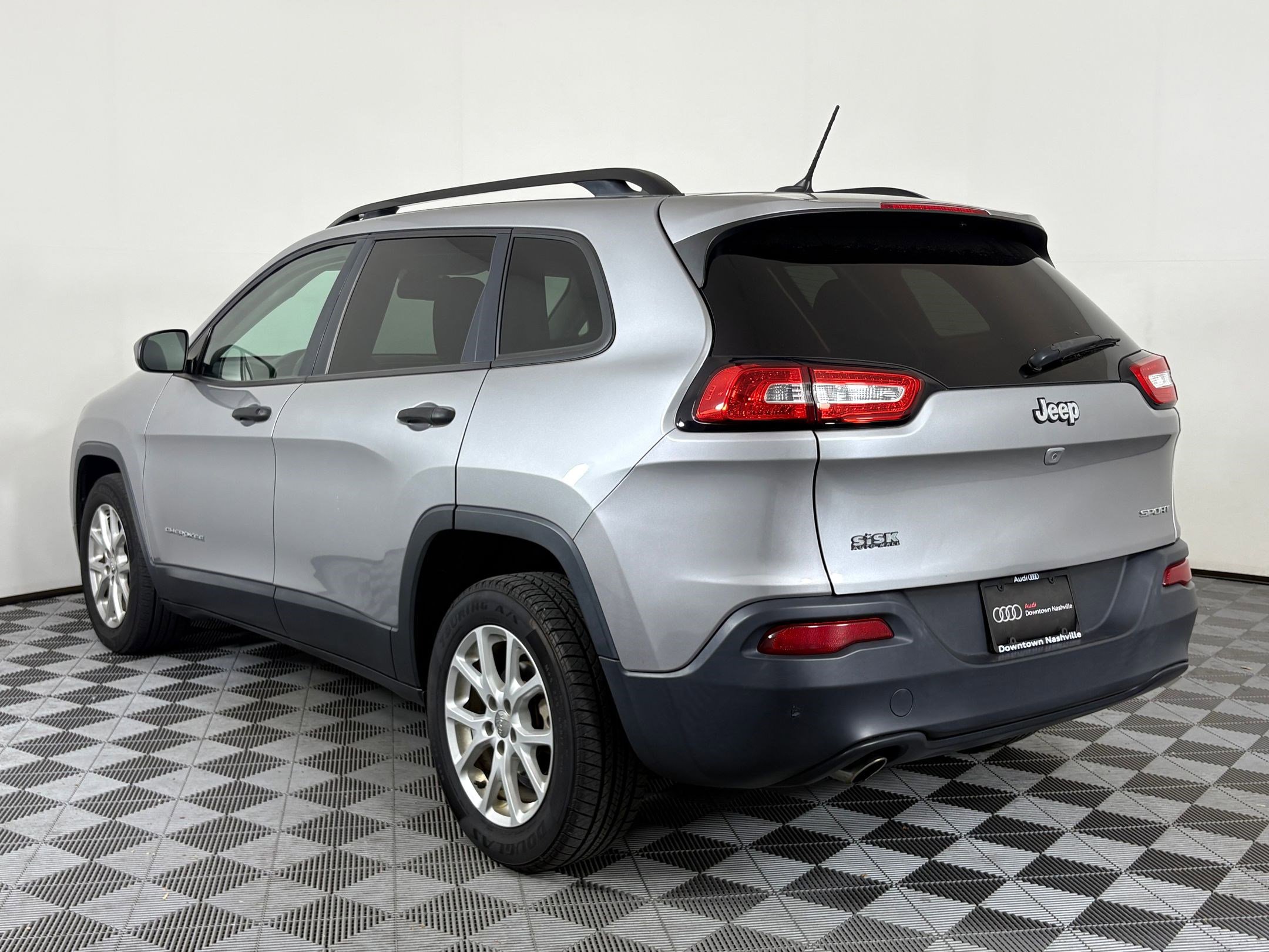 2017 Jeep Cherokee Sport photo 2