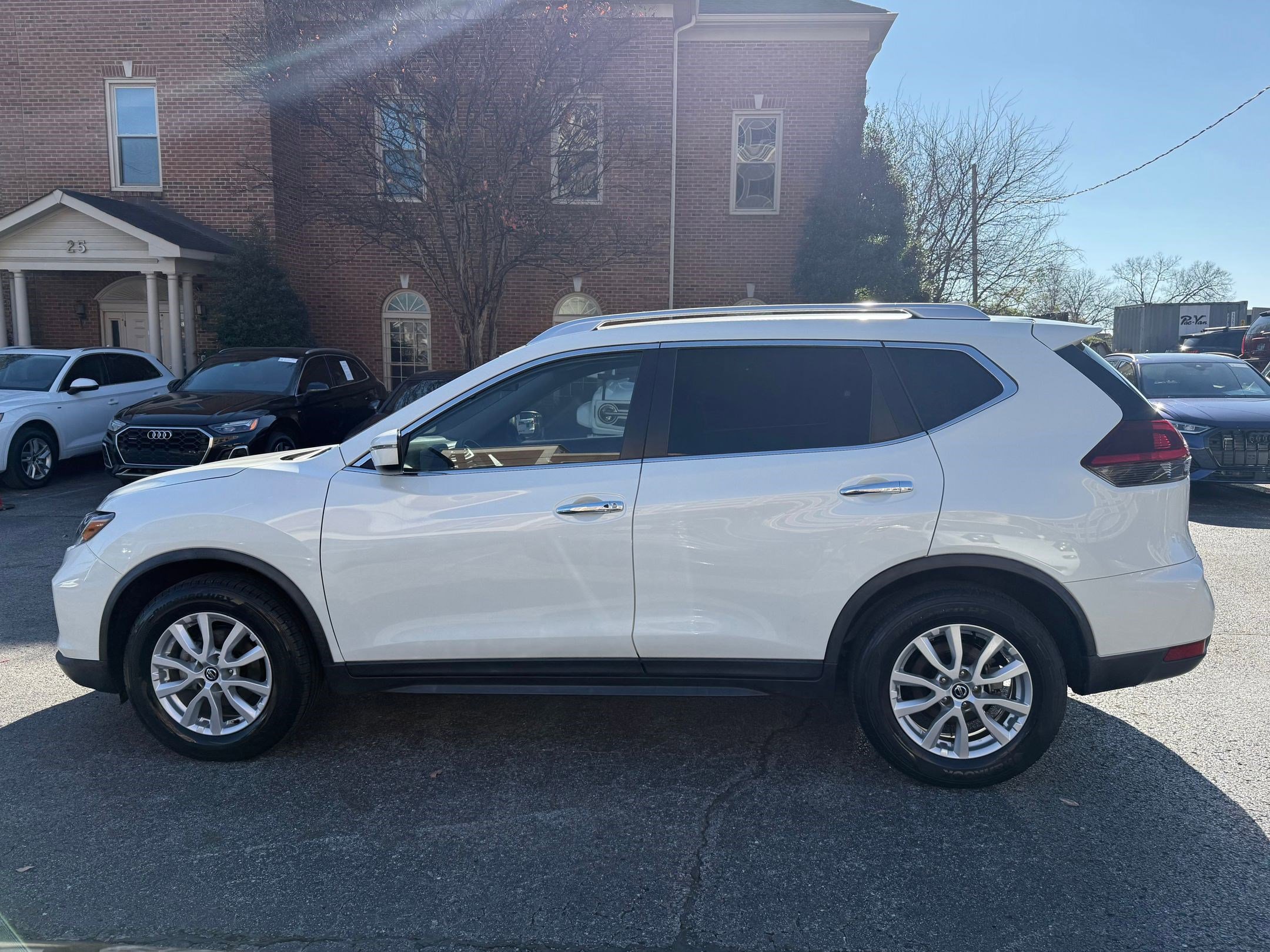 2020 Nissan Rogue SV photo 2