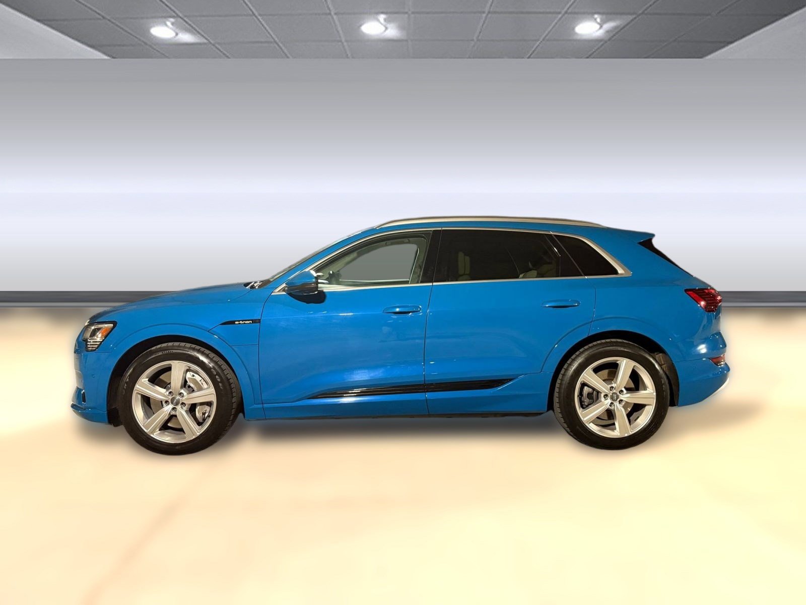 2019 Audi e-tron Premium Plus photo 2