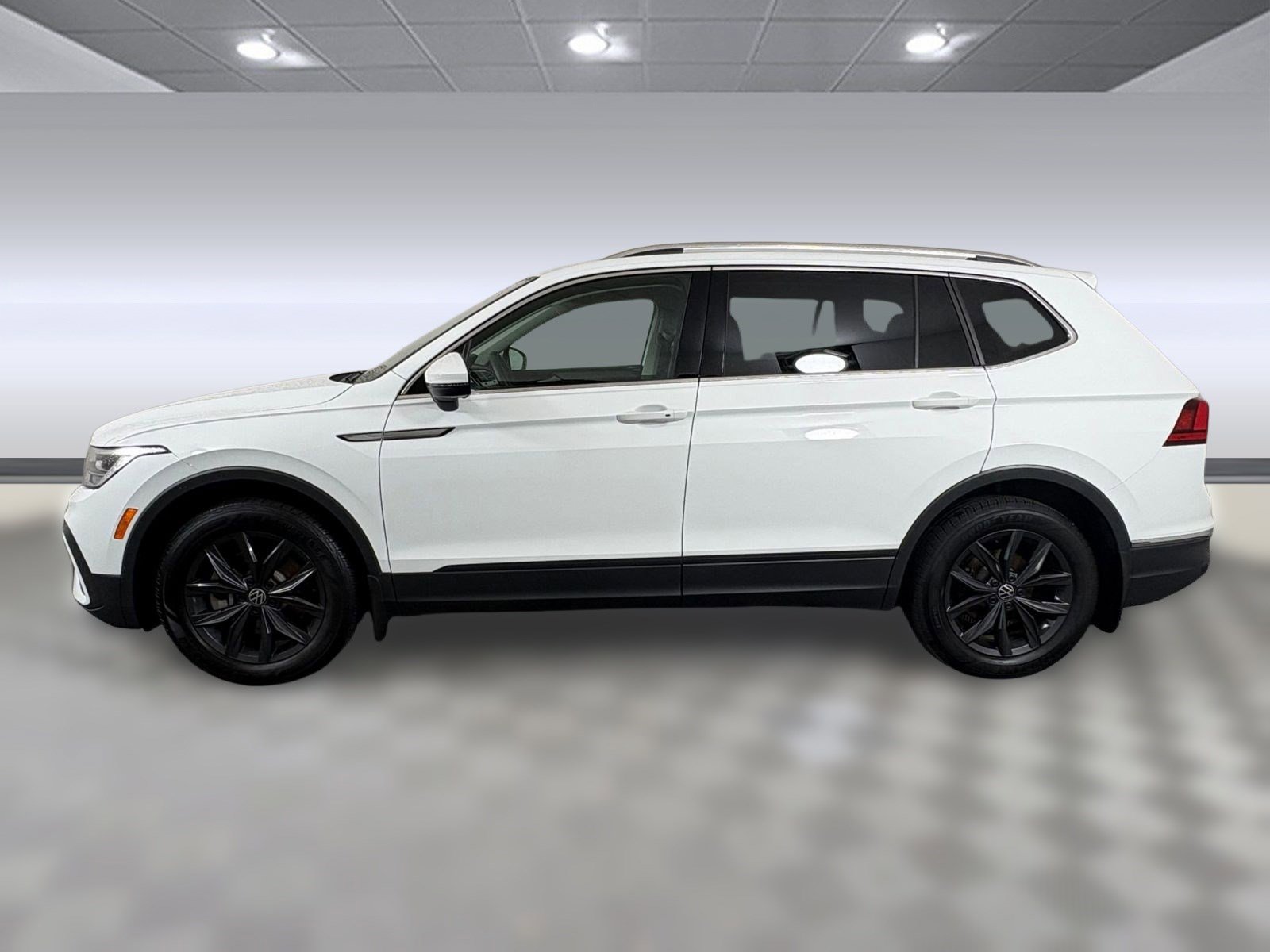 2024 Volkswagen Tiguan SE Wolfsburg Edition photo 2
