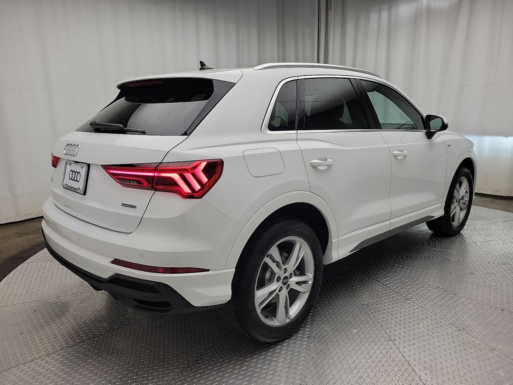 2024 Audi Q3 45 TFSI S line Premium Plus photo 3