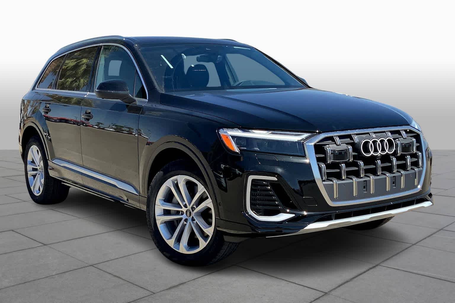 2025 Audi Q7 55 Premium Plus photo 2