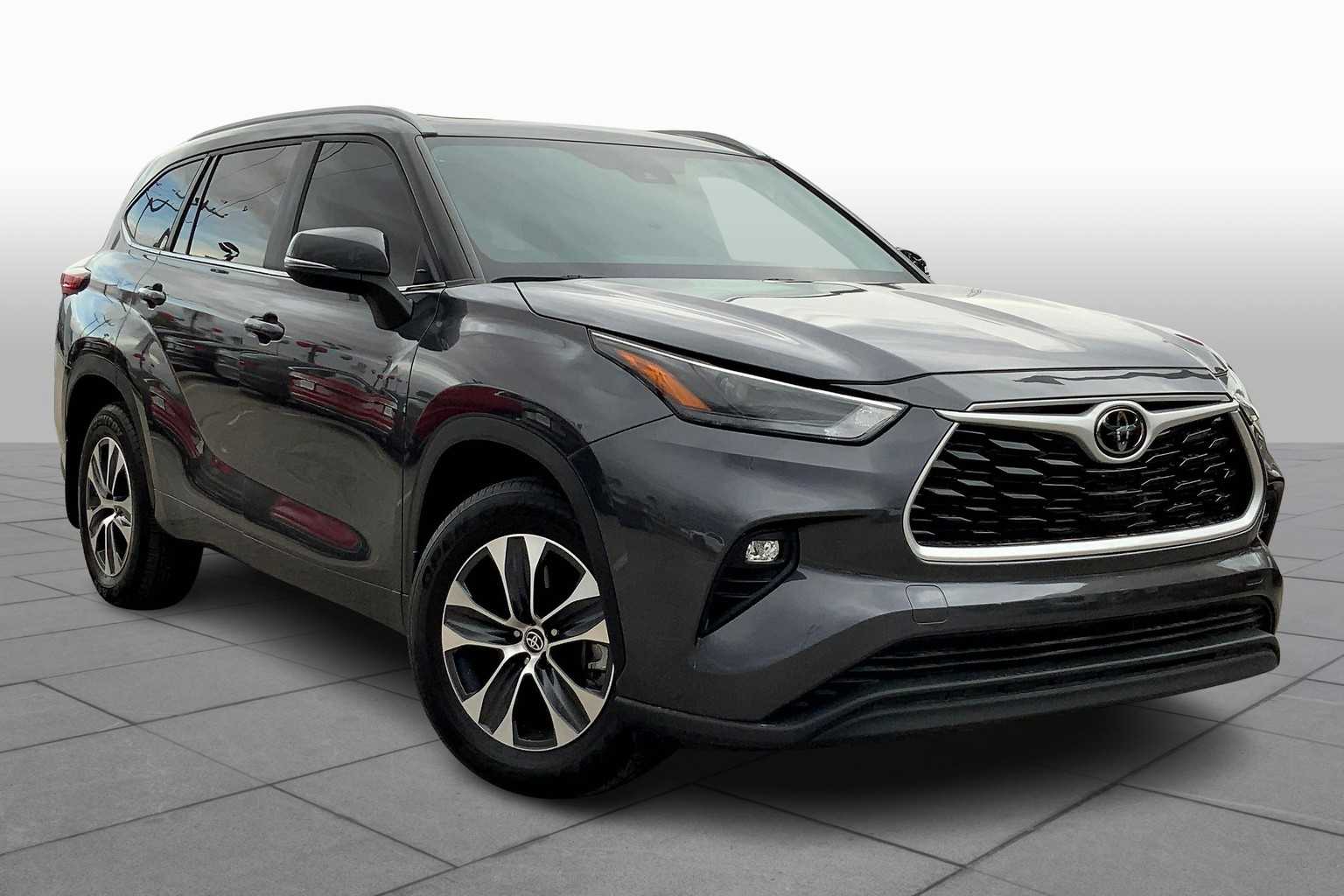 2023 Toyota Highlander XLE photo 2