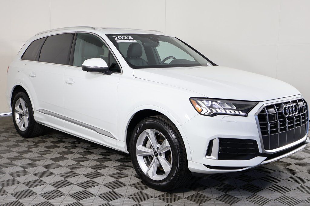 2023 Audi Q7 45 Premium Plus photo 3