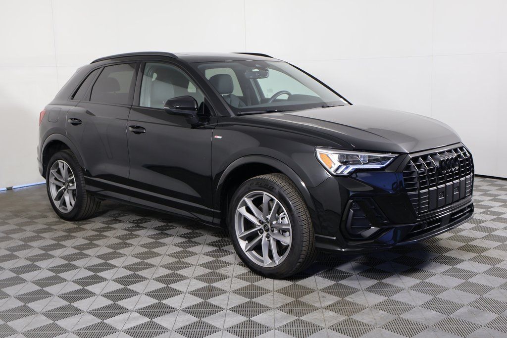 2025 Audi Q3 45 TFSI Premium photo 3
