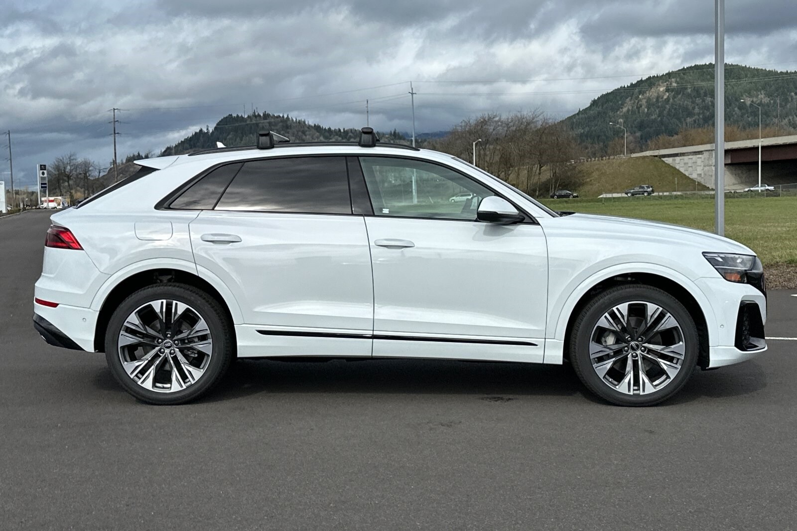 2025 Audi Q8 55 Premium Plus photo 2