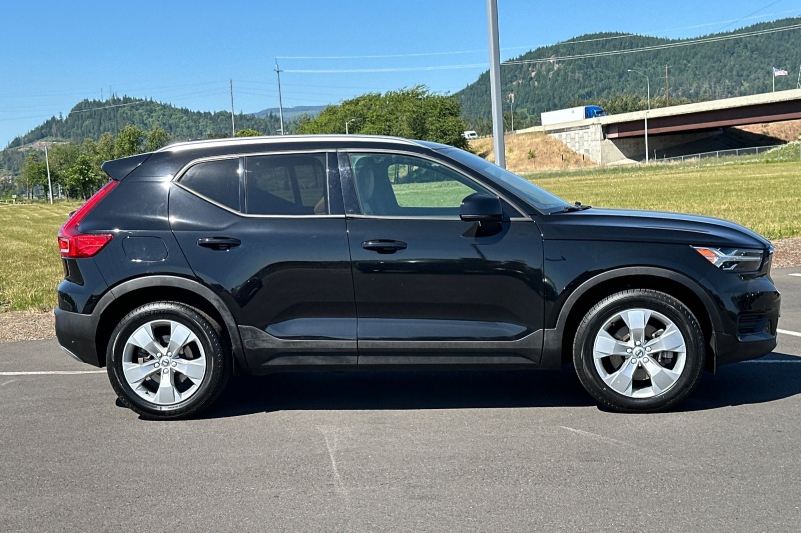 Used 2020 Volvo XC40 Momentum with VIN YV4AC2HK5L2327058 for sale in Eugene, OR