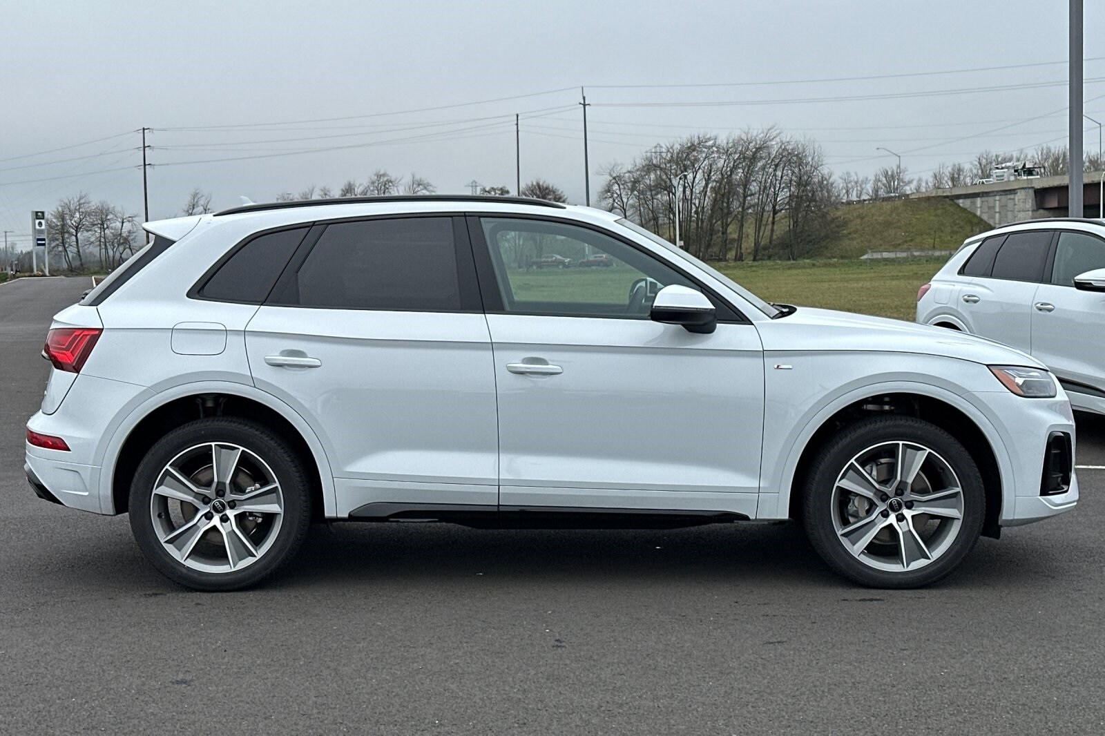 2025 Audi Q8 55 Premium Plus photo 2
