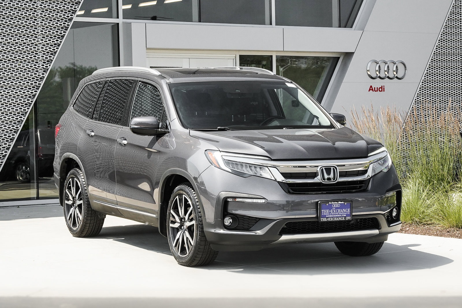 Used 2019 Honda Pilot Touring with VIN 5FNYF6H63KB054023 for sale in Saint Charles, IL