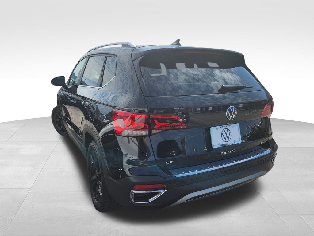 2023 Volkswagen Taos SE photo 2