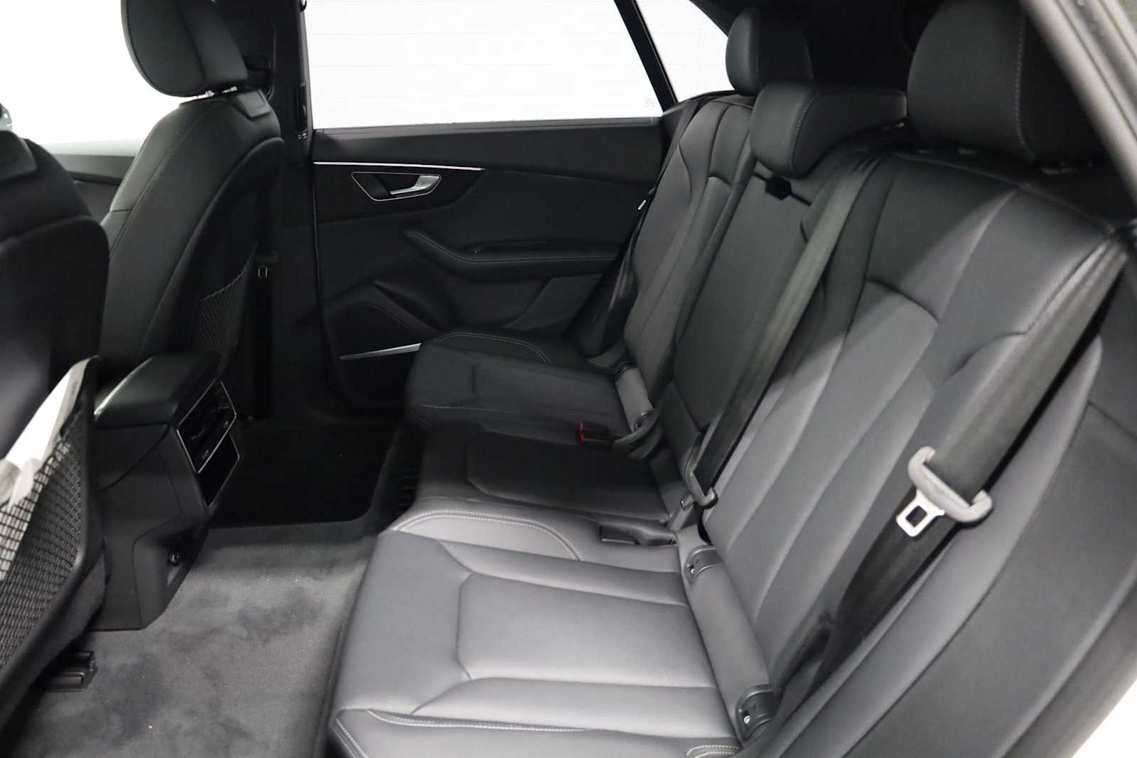 Thumbnail: 2026 Audi Q8 - 33