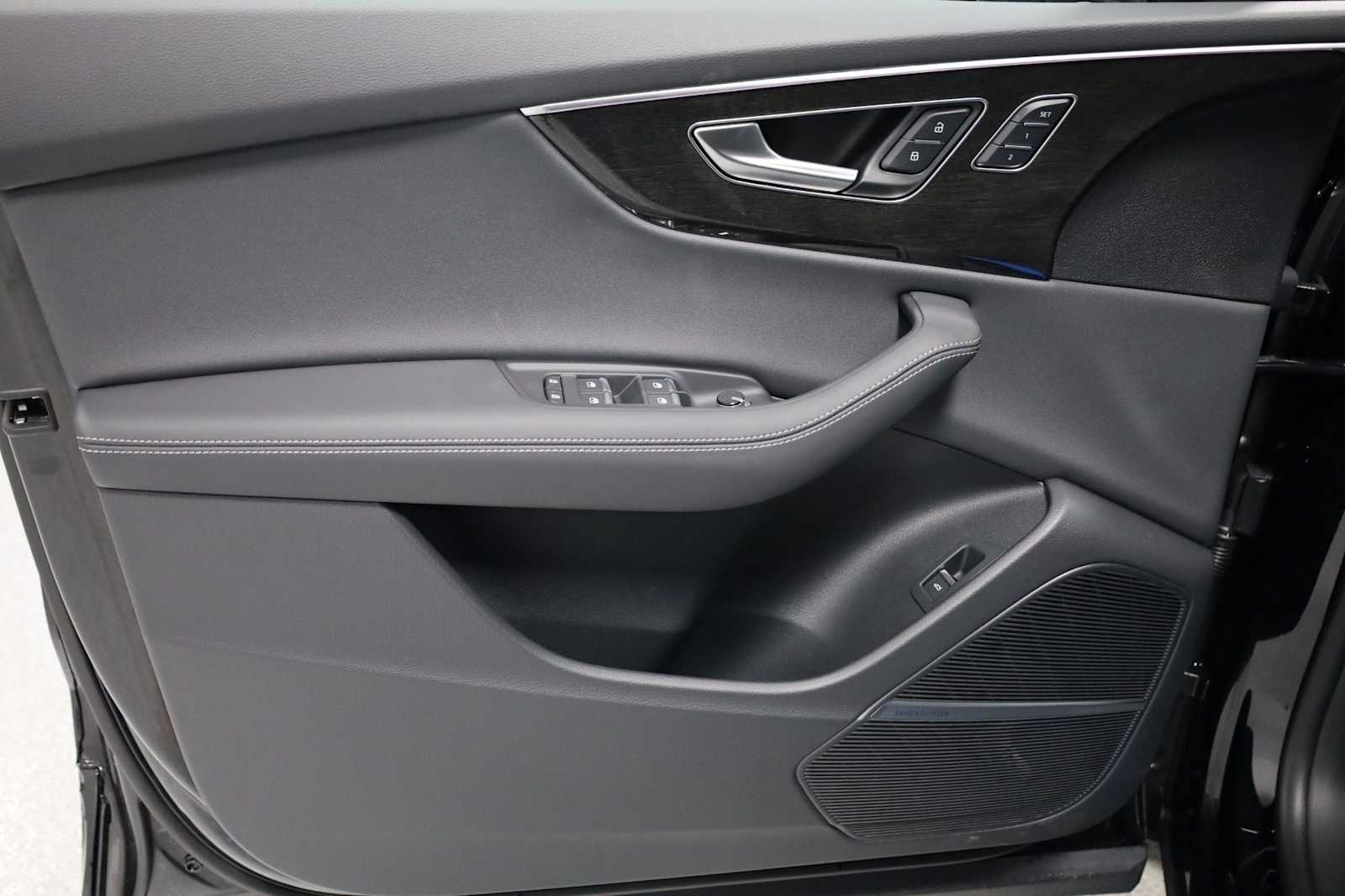 Thumbnail: 2026 Audi Q8 - 16