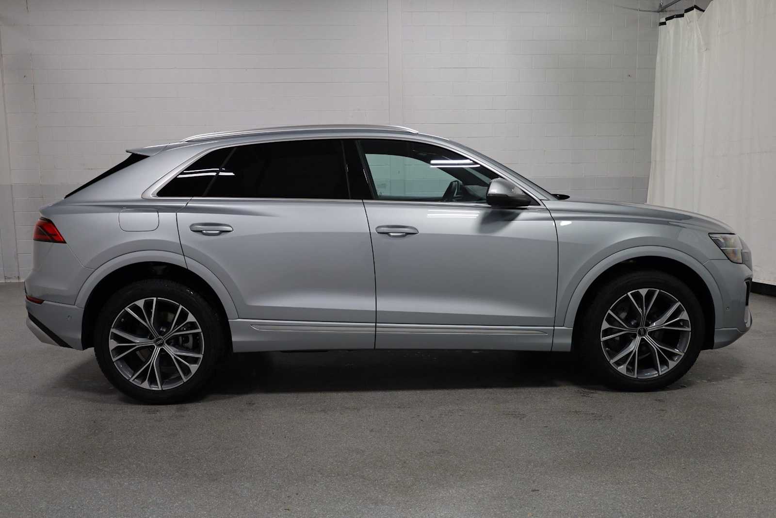 Thumbnail: 2025 Audi Q8 - 10