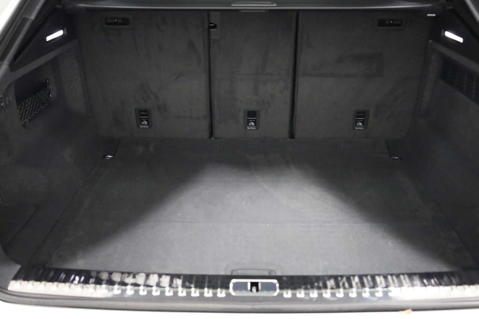 Thumbnail: 2026 Audi RS Q8 - 38