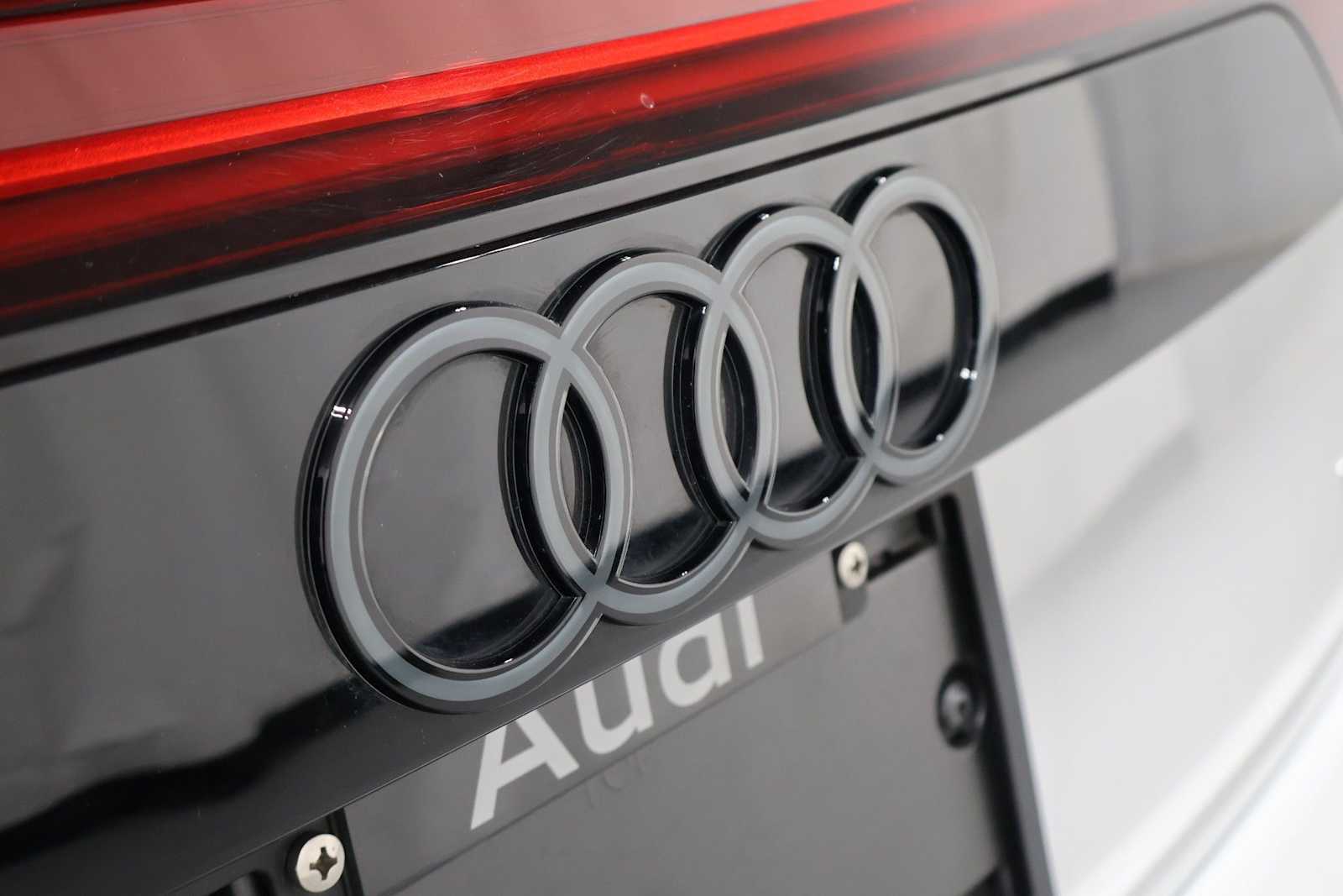 Thumbnail: 2025 Audi Q8 - 8