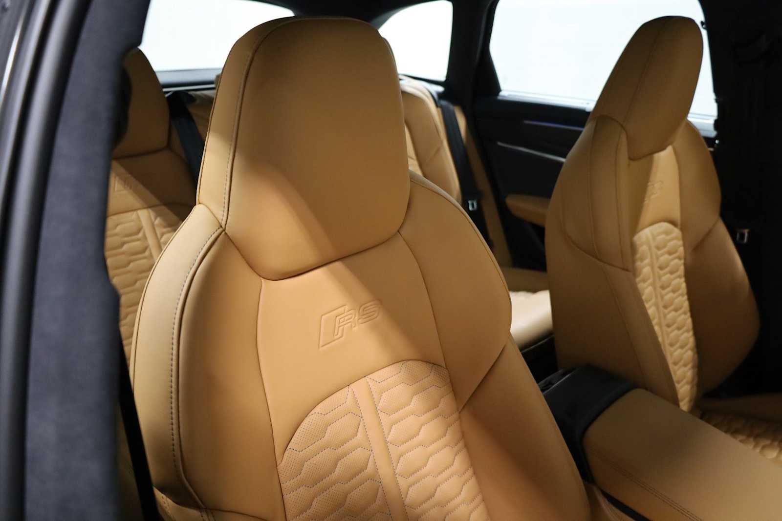 Thumbnail: 2026 Audi RS 6 - 21