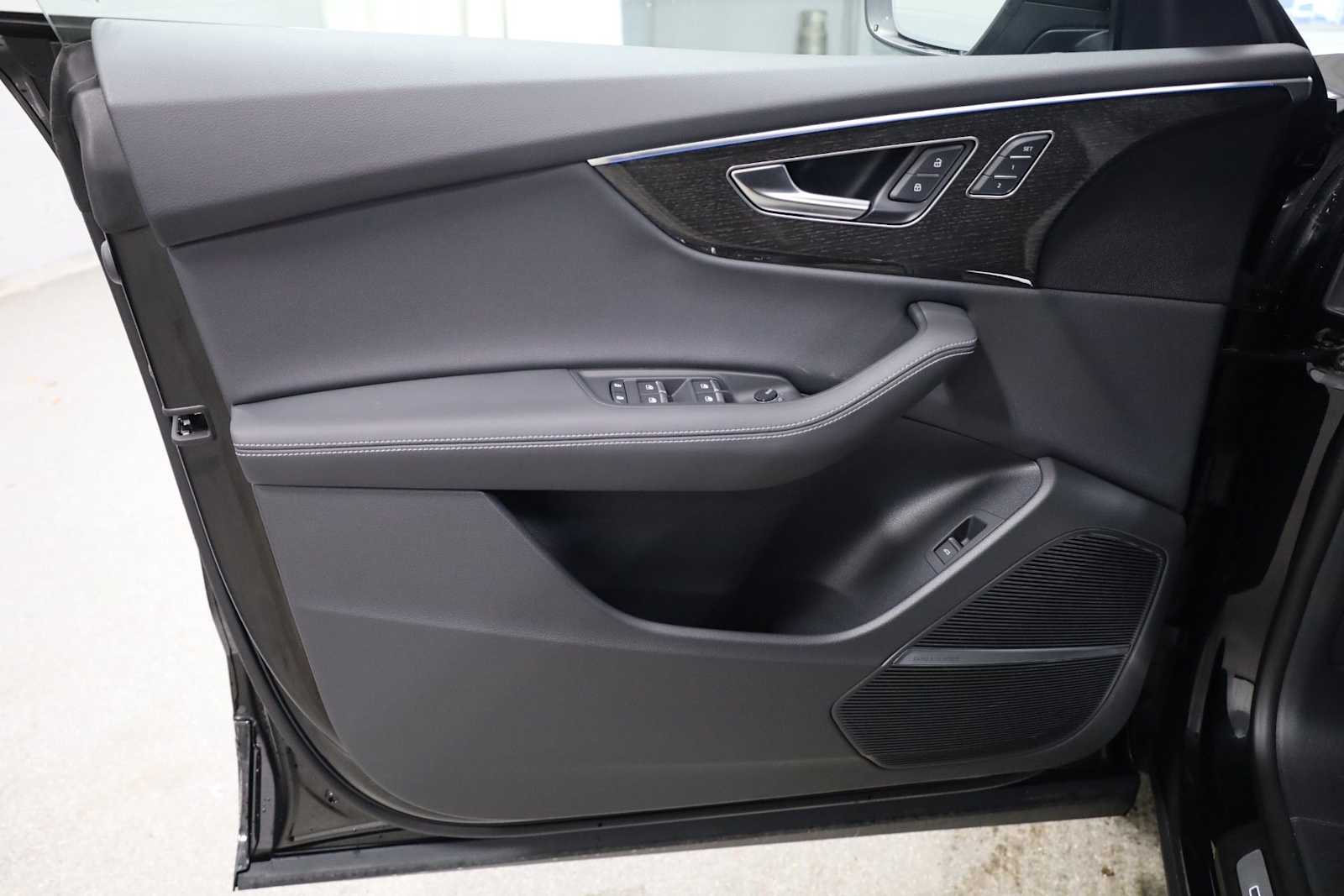 Thumbnail: 2026 Audi Q8 - 16