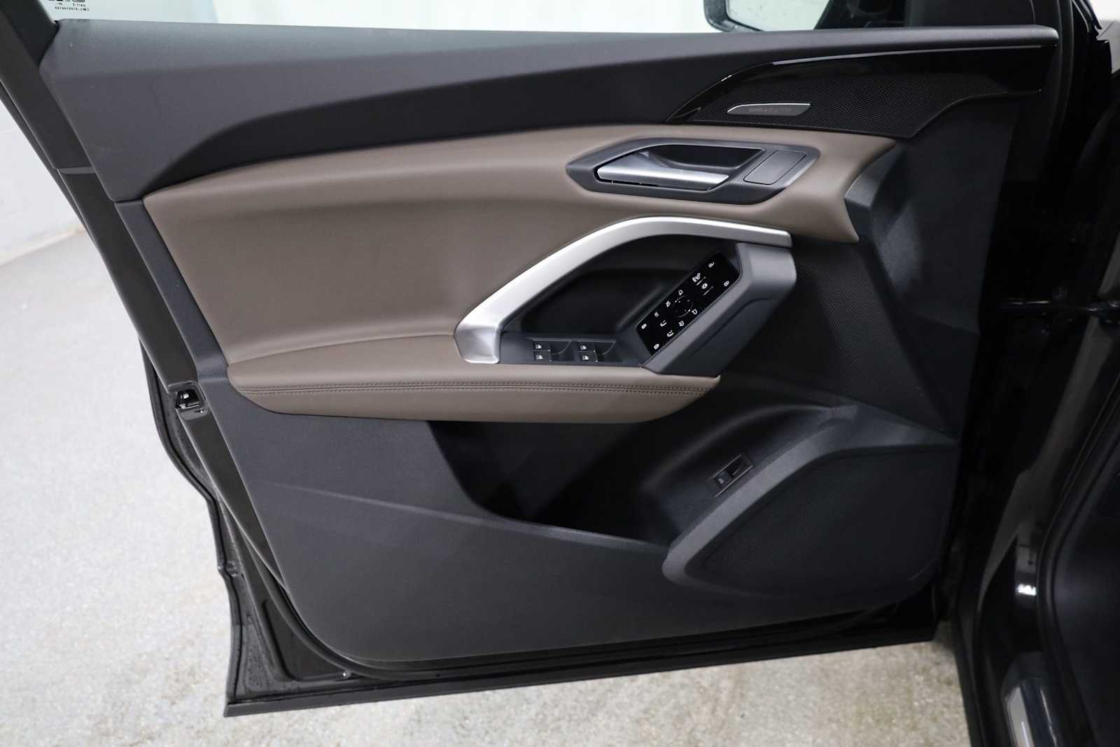 Thumbnail: 2025 Audi Q5 - 16