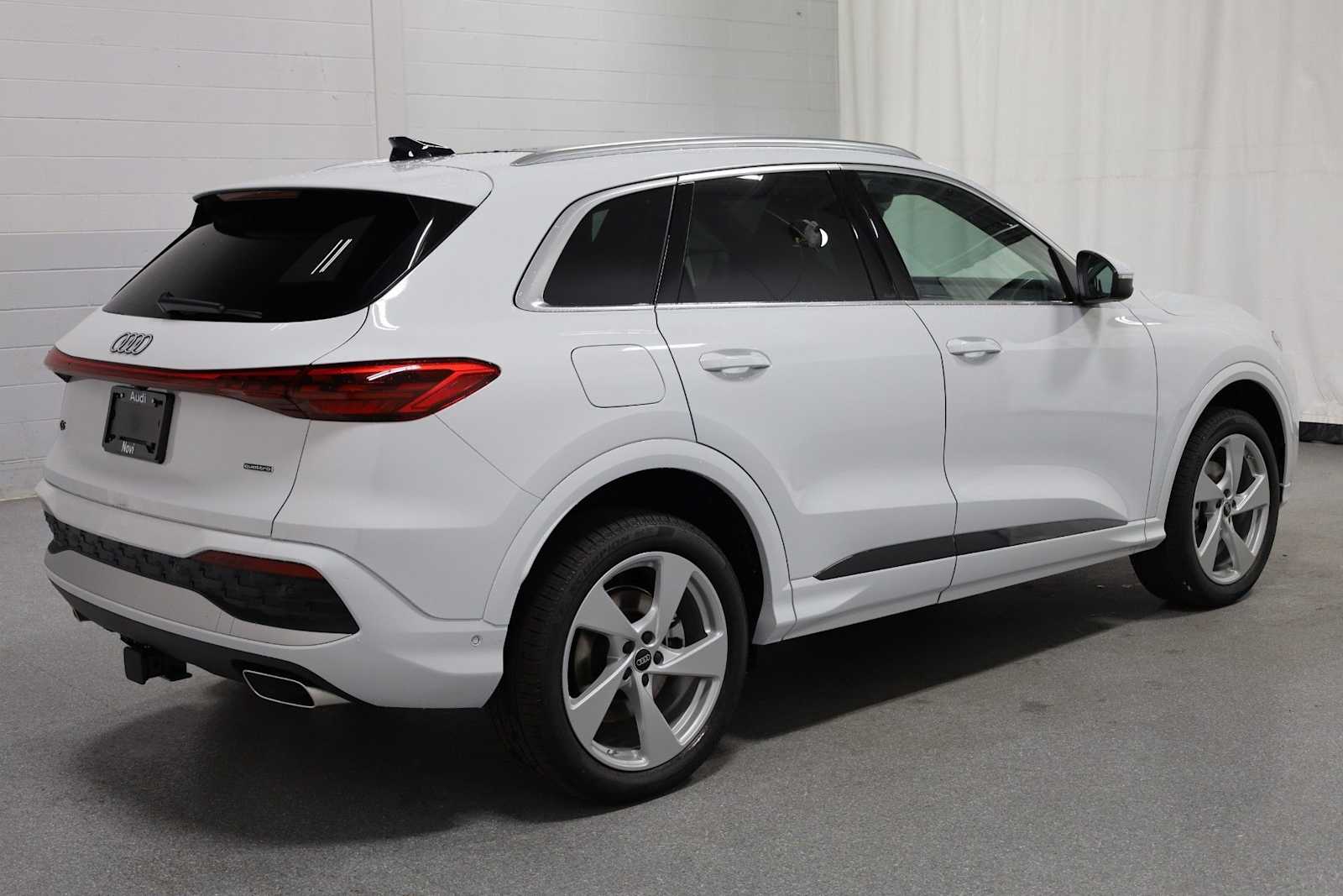 Thumbnail: 2025 Audi Q5 - 9