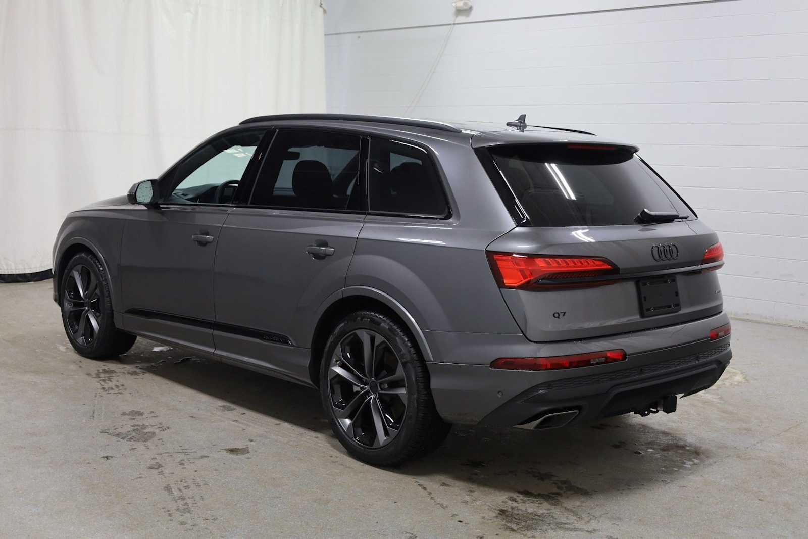 Thumbnail: 2026 Audi Q7 - 3