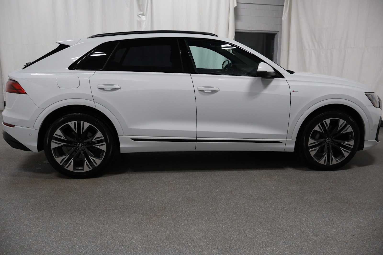 Thumbnail: 2025 Audi Q8 - 10