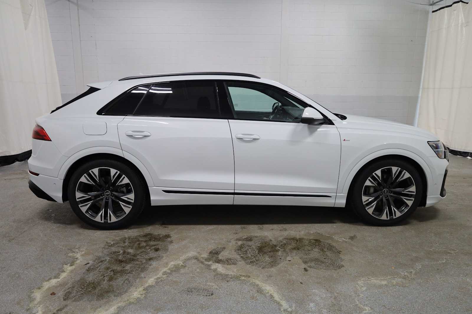 Thumbnail: 2026 Audi Q8 - 10