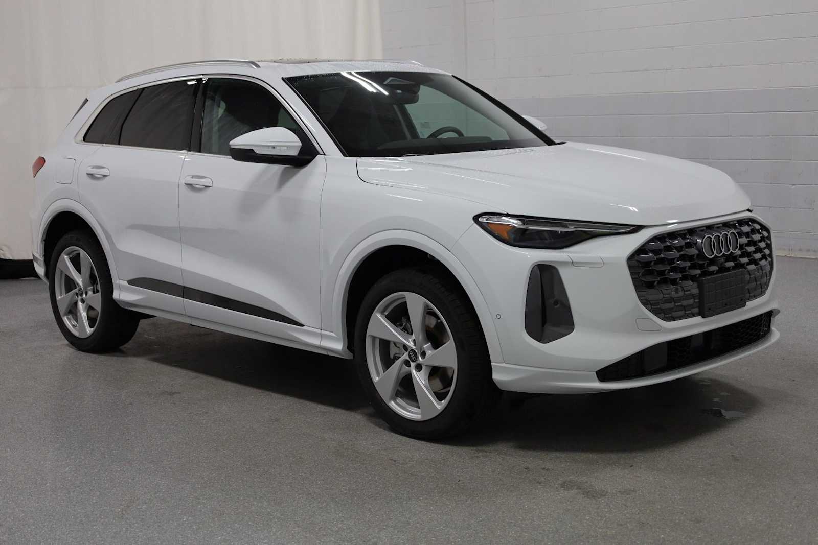 Thumbnail: 2025 Audi Q5 - 13