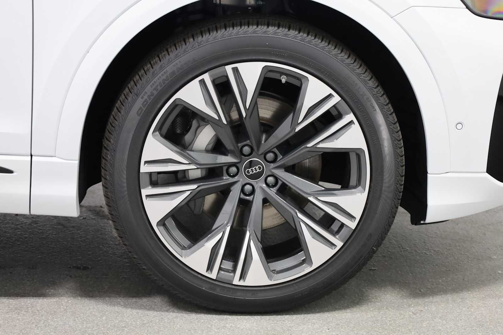 Thumbnail: 2026 Audi Q8 - 20