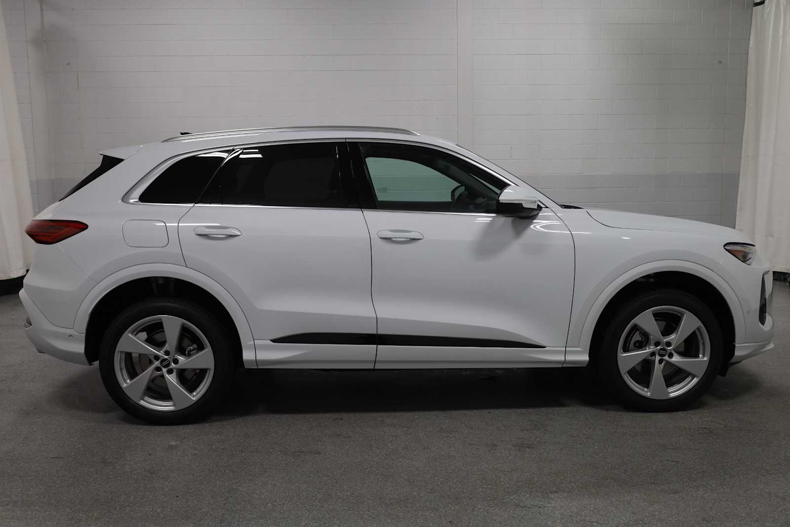 Thumbnail: 2025 Audi Q5 - 10
