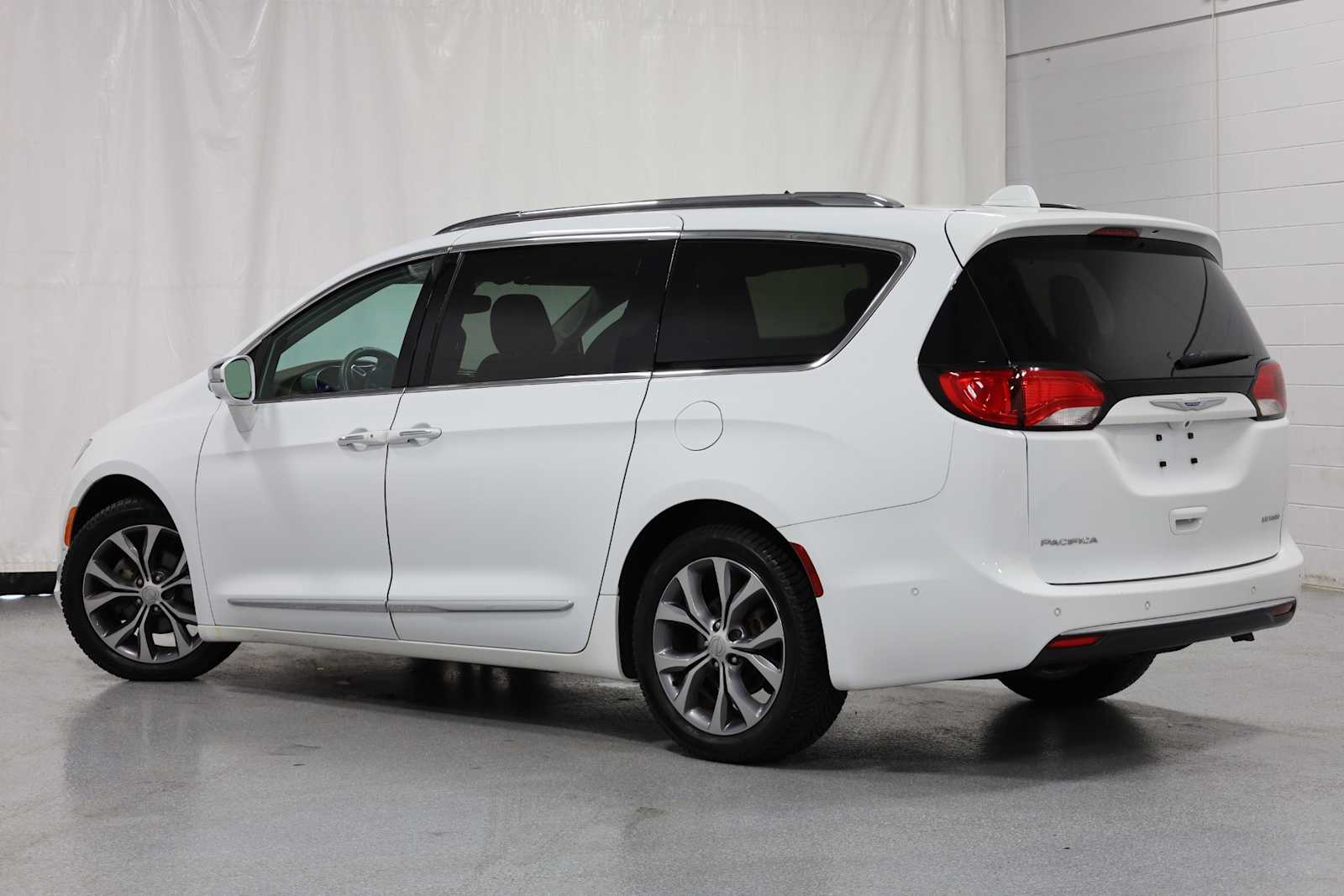 Used 2018 Chrysler Pacifica Limited with VIN 2C4RC1GG0JR351649 for sale in Farmington, MI