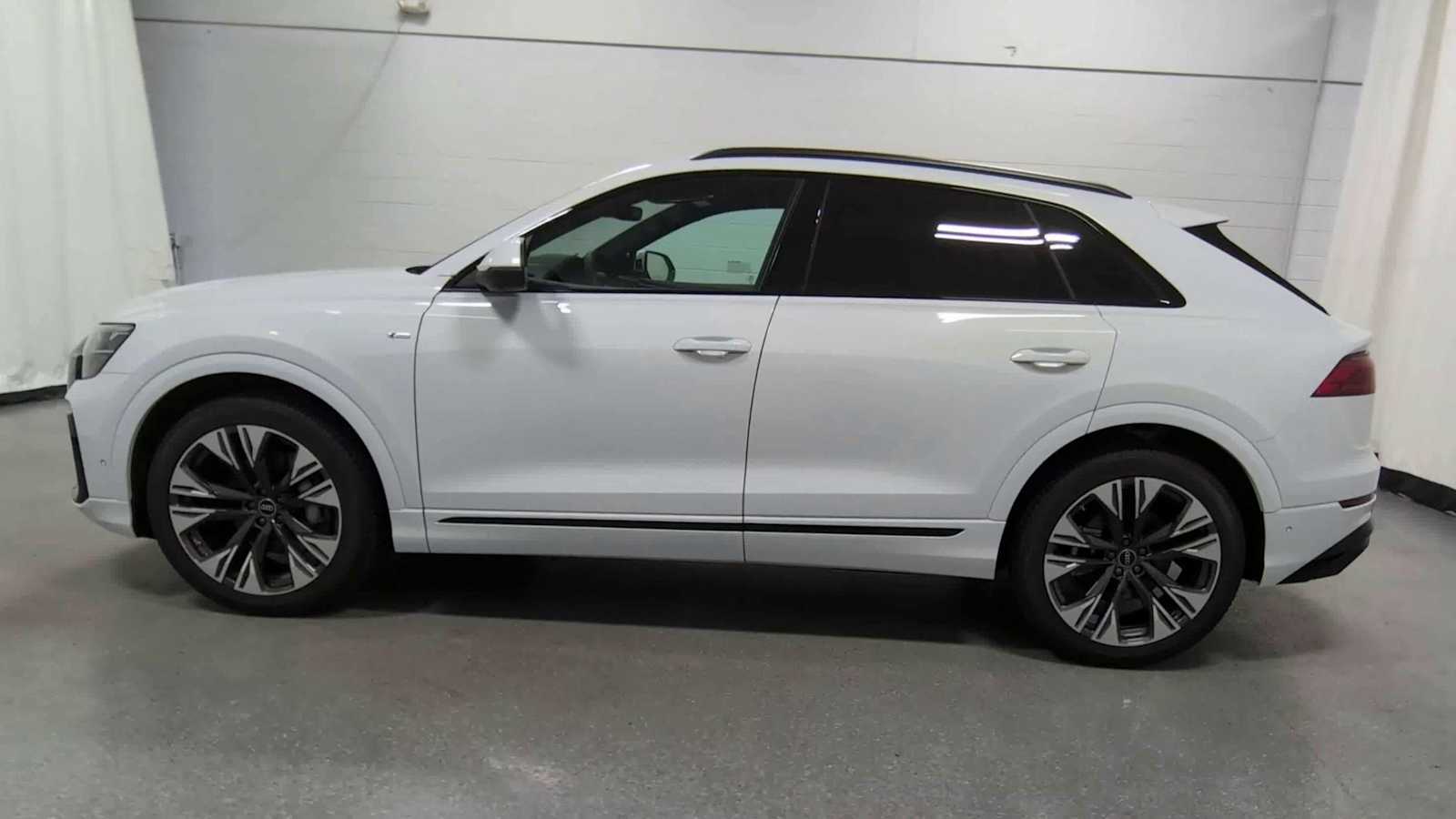 Thumbnail: 2026 Audi Q8 - 4