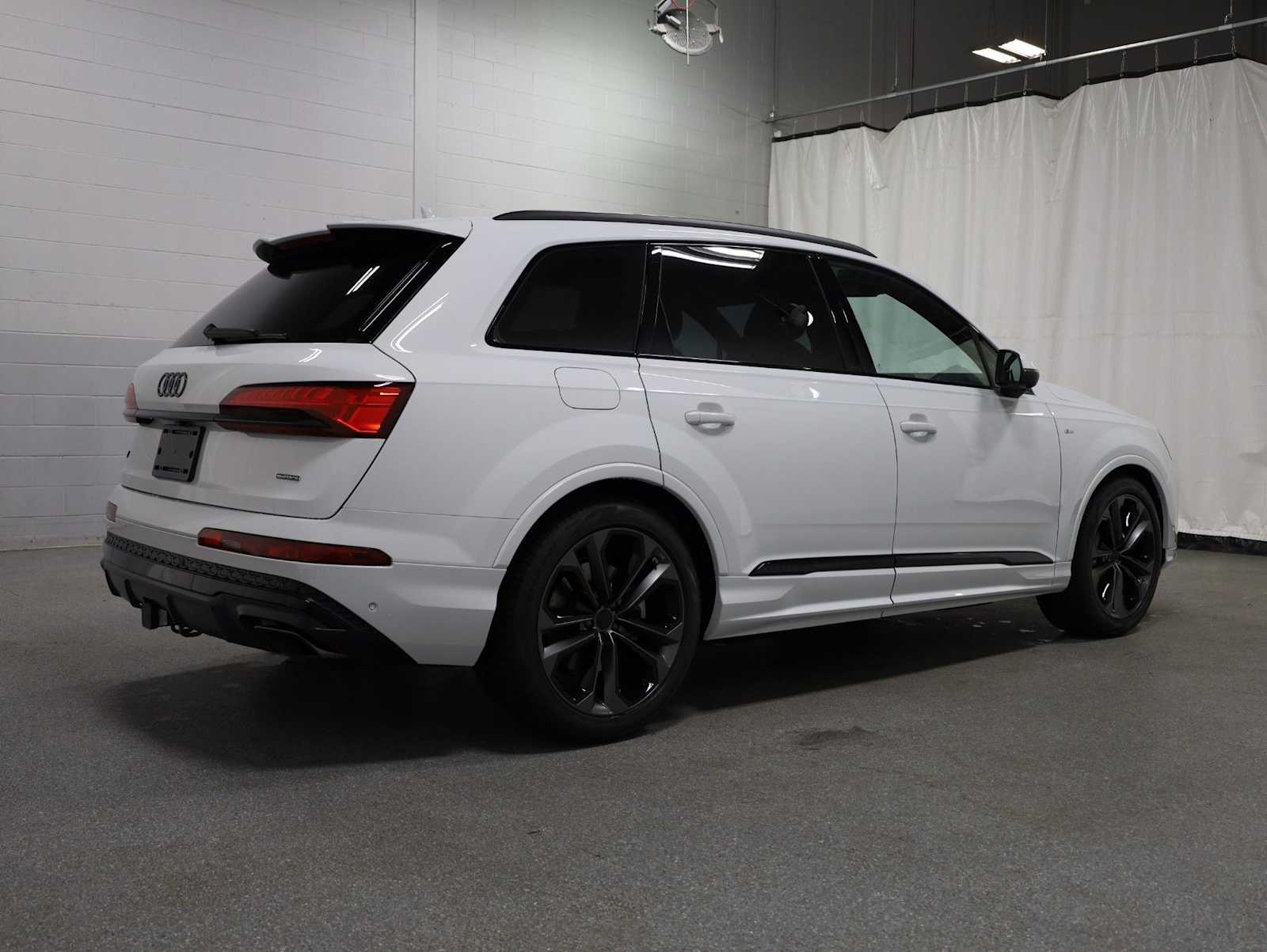 Thumbnail: 2026 Audi Q7 - 9