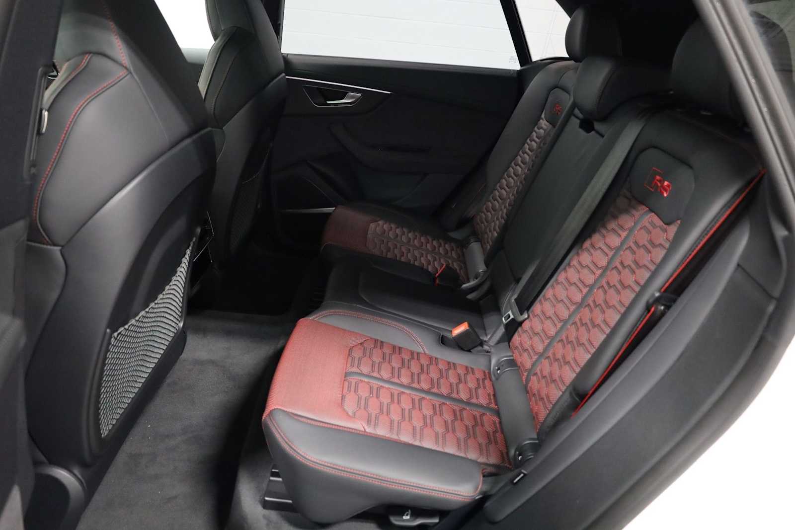 Thumbnail: 2026 Audi RS Q8 - 33