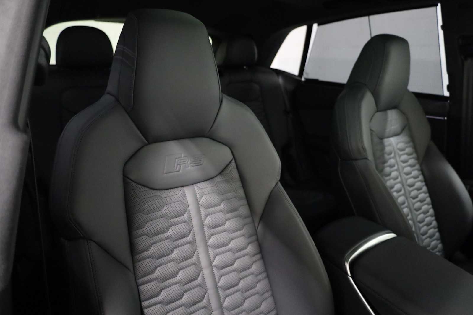 Thumbnail: 2026 Audi RS Q8 - 21