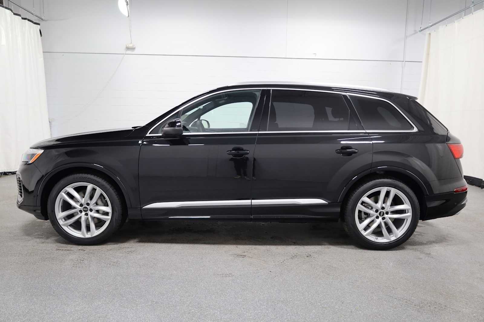 2025 Audi Q7 55 Premium Plus photo 2