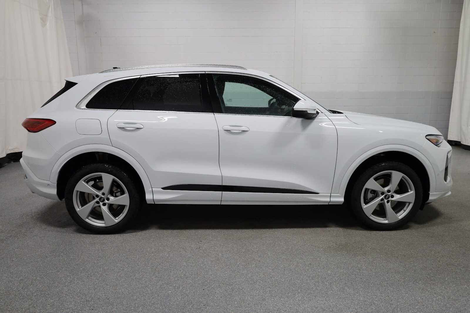 Thumbnail: 2025 Audi Q5 - 10