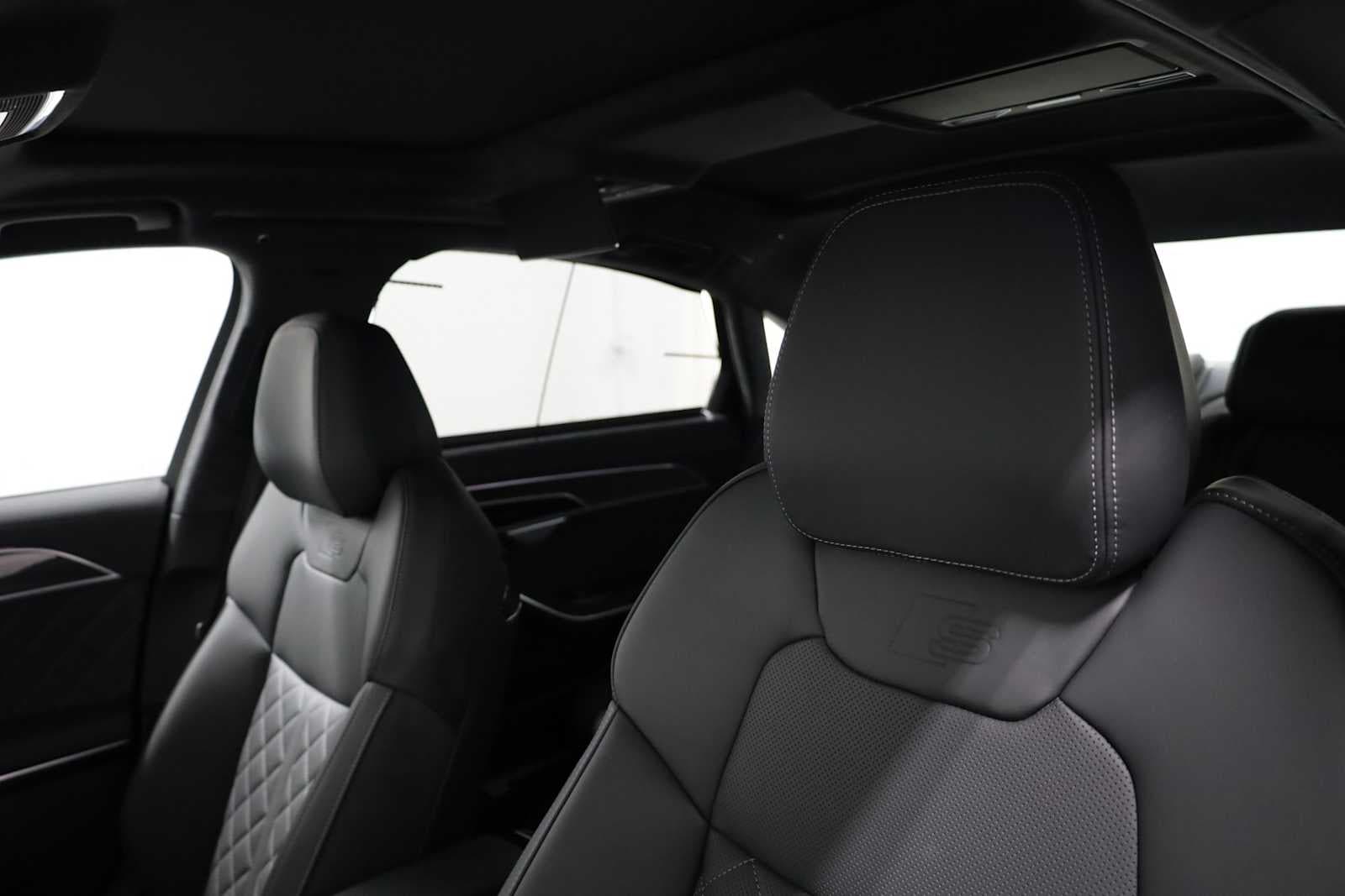 Thumbnail: 2025 Audi S8 - 18
