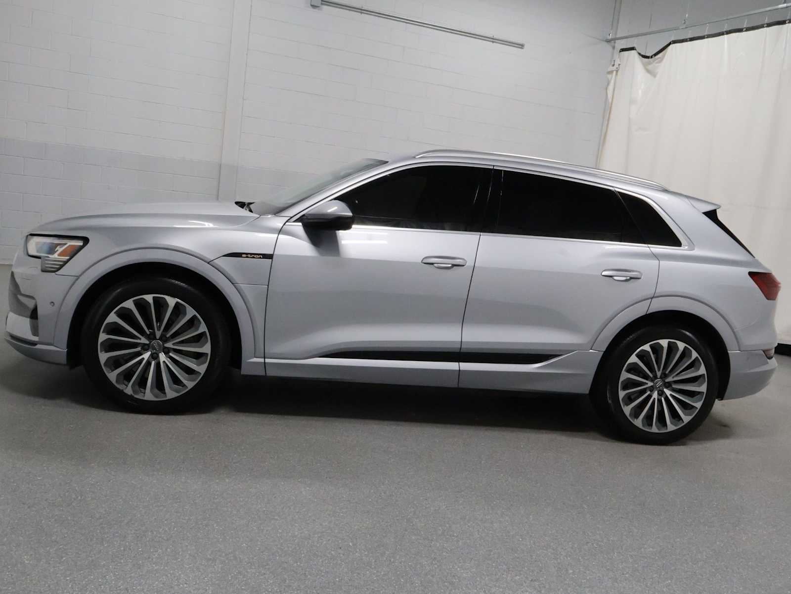 Thumbnail: 2019 Audi e-tron - 2