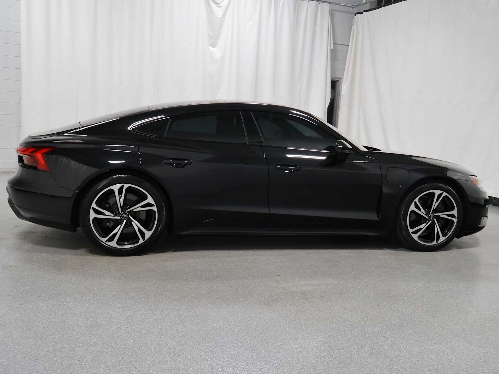 Thumbnail: 2023 Audi e-tron GT - 10
