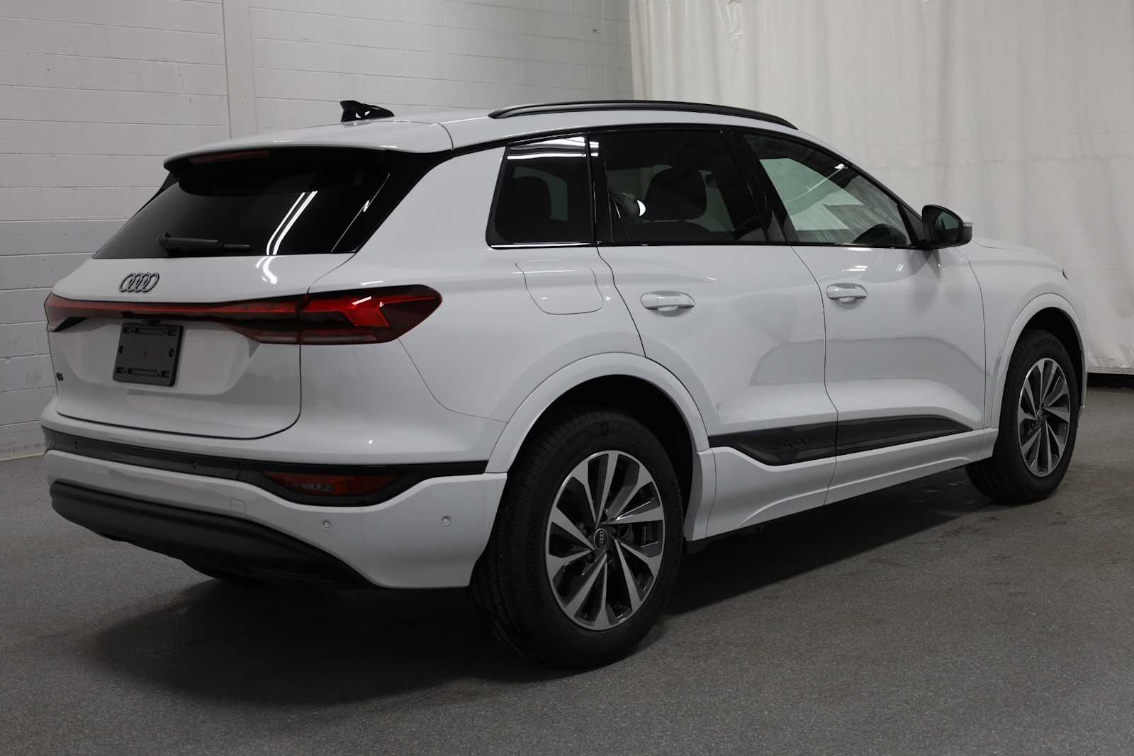 Thumbnail: 2025 Audi Q6 e-tron - 9