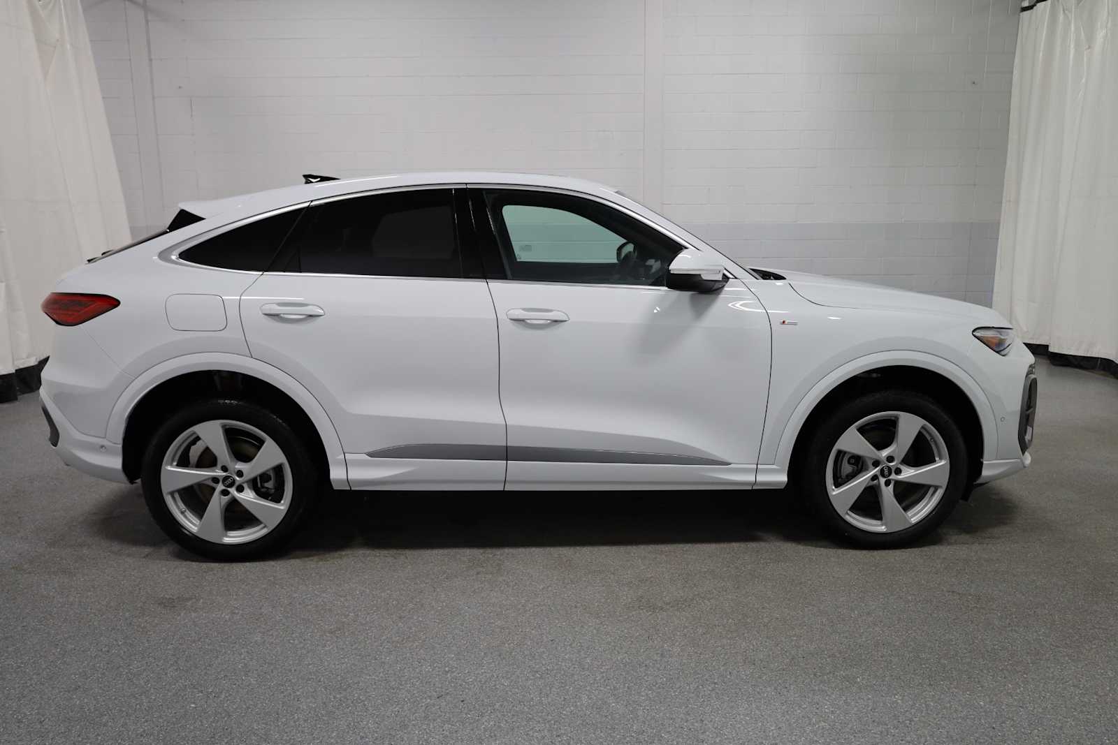 Thumbnail: 2025 Audi Q5 - 10