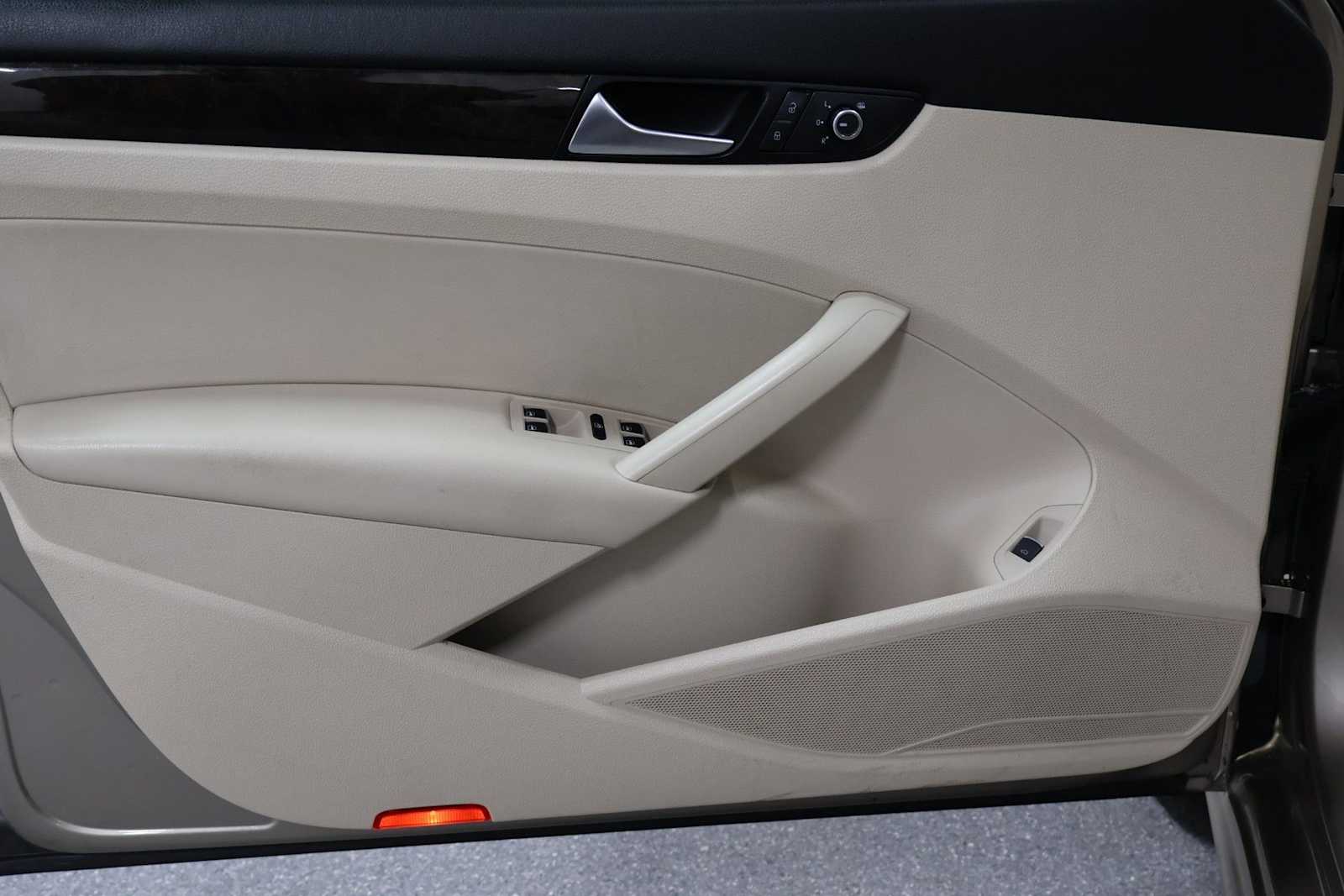 Thumbnail: 2015 Volkswagen Passat - 16