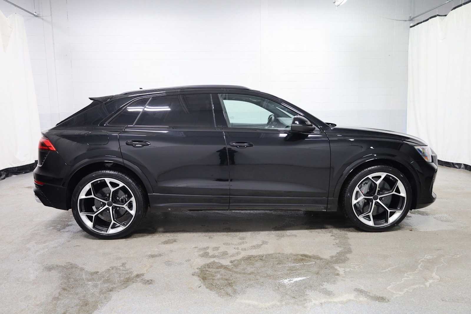 Thumbnail: 2026 Audi RS Q8 - 10