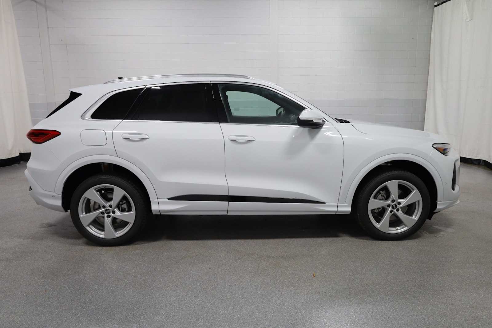 Thumbnail: 2025 Audi Q5 - 10